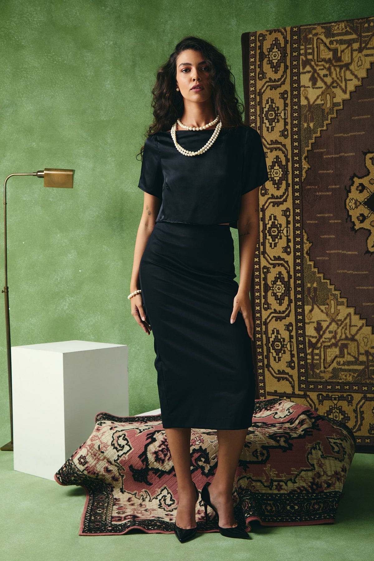 Saia Lápis Midi Franzida Preto — look 1