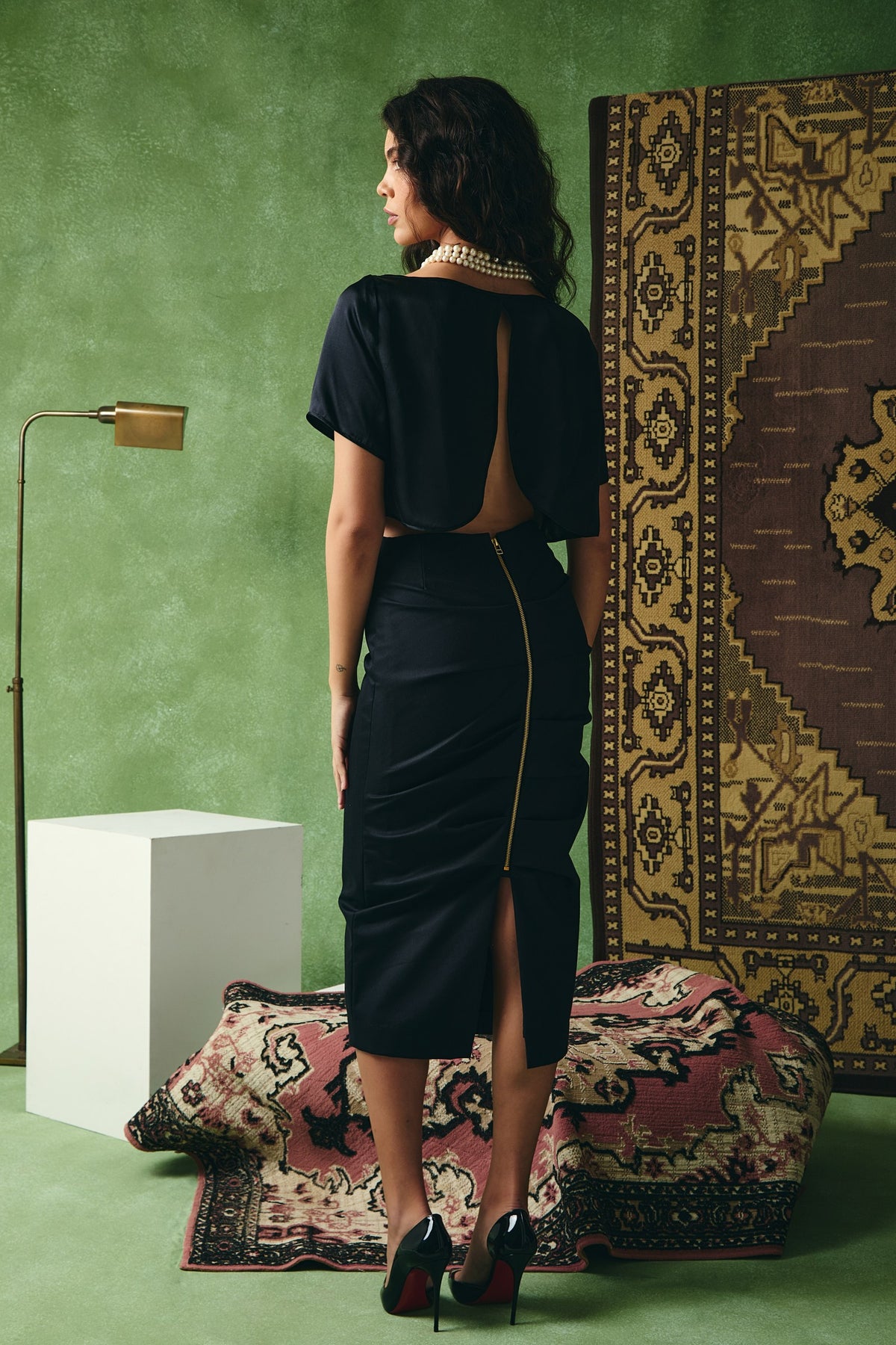 Saia Lápis Midi Franzida Preto — look 3