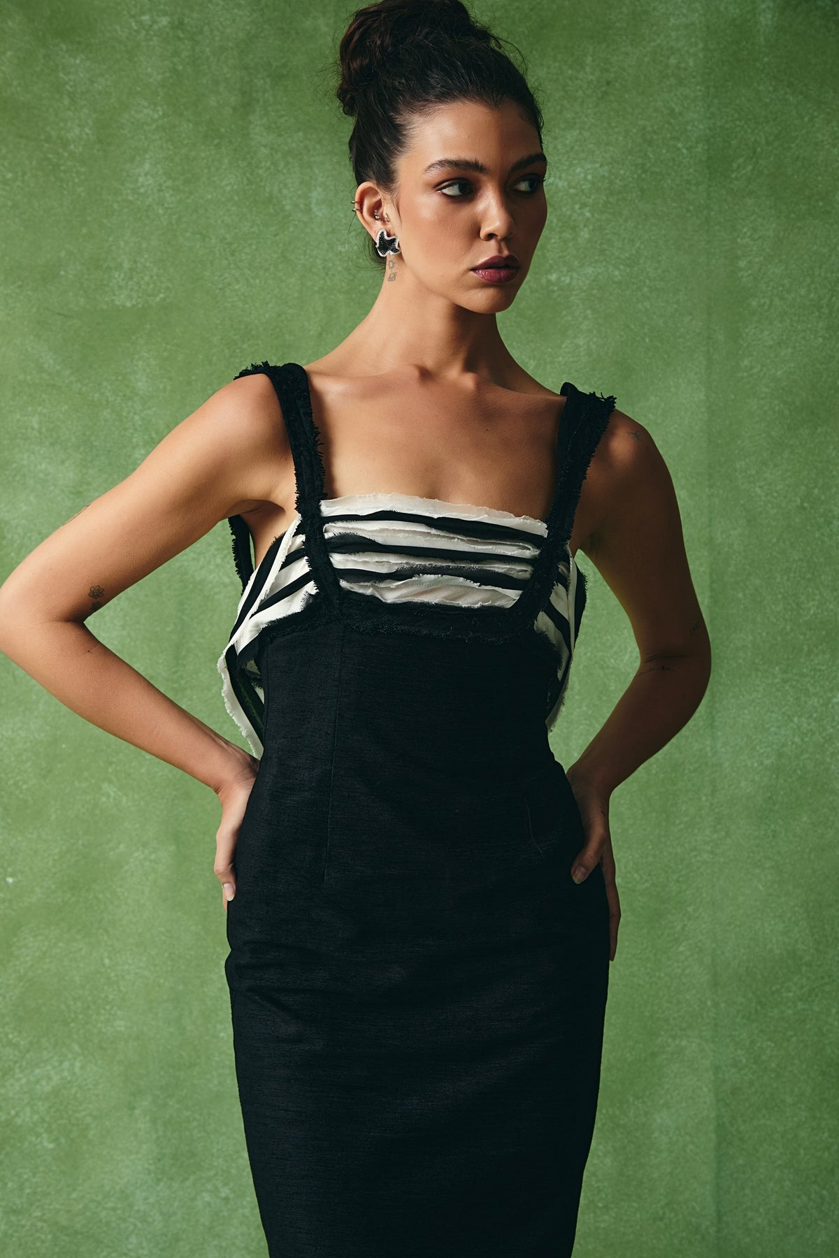 Vestido Tubinho Midi Cauda Listrada Preto — look 1