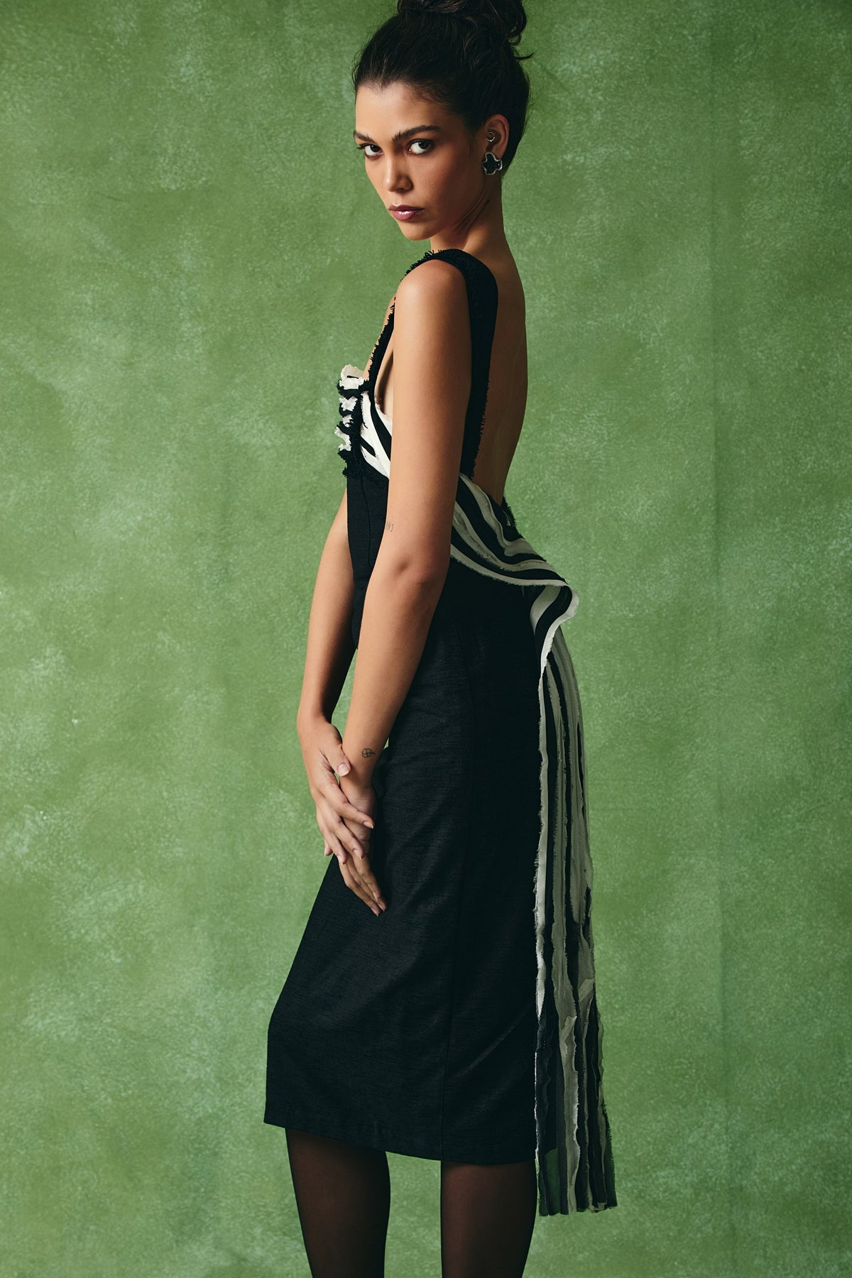 Vestido Tubinho Midi Cauda Listrada Preto — look 3